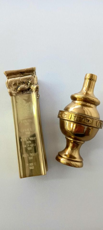 Codolo inciso e sfera armillare in ottone