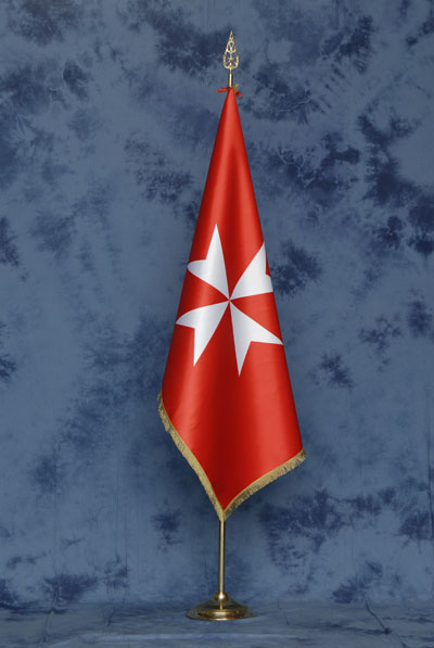 Bandiera S.M.O.M. - Sovrano Militare Ordine di Malta - DELUXE da sala completa di stand in ottone dorato