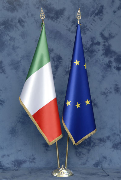 Set composto da: Bandiera Italia e Bandiera Unione Europea U.E. DELUXE da sala, complete di stand in ottone dorato