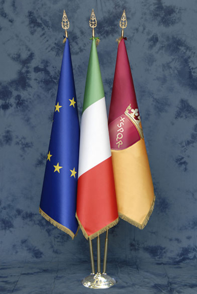 Set composto da: Bandiera Italia Bandiera Unione Europea U.E. e Bandiera Roma Capitale DELUXE da sala, complete di stand in ottone dorato